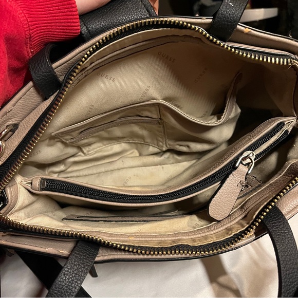 4 / 100$ Guess Elegant Cream and Black Shoulder Bag - Picture 8 of 8